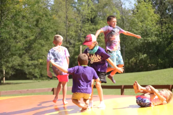 kids jumping on bounce pillow